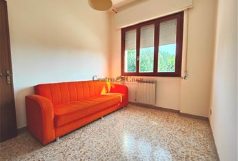 Appartamento con 2 camere, arredato.