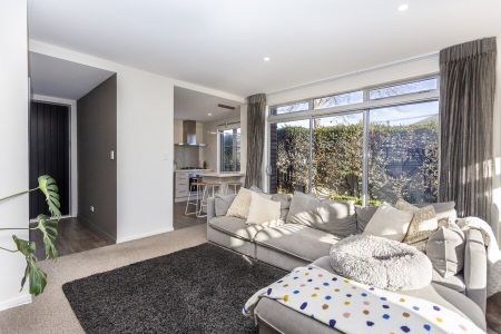 Executive three bedroom townhouse in a great area! - Photo 4