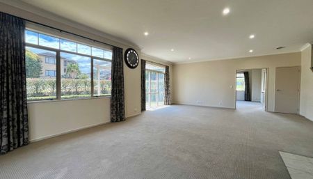 Expansive 5 Bedroom Home in Prime Mission Heights - Photo 3