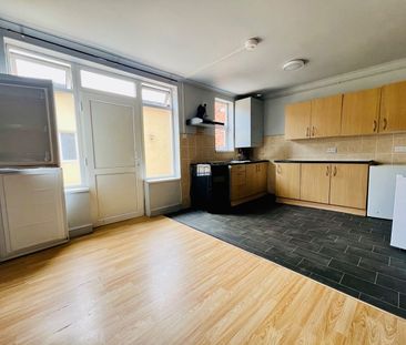 4 Bed Semi-Detached House, Hazelbury Crescent, LU1 - Photo 6