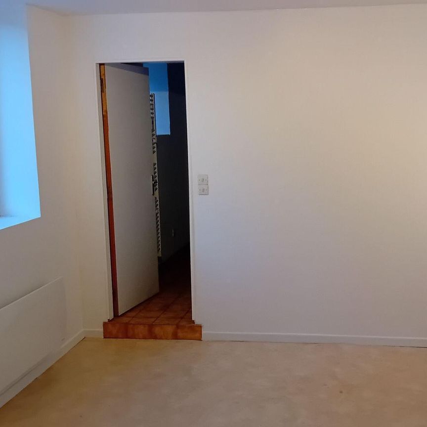 A LOUER Maison mitoyenne de plain pied comprenant : entrée, salon, séjour avec cheminée ins... - Photo 1