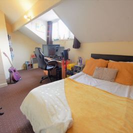 2 bedroom House in Harold View, Leeds - Photo 1