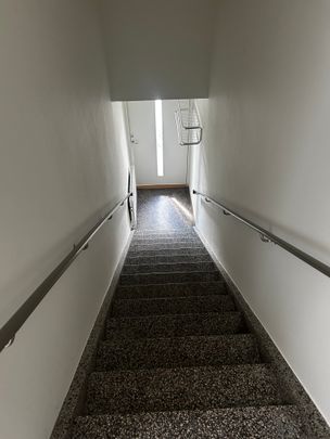 Välkommen att söka denna renoverade trea på andra våningen med balkong. Lägenheten är ljus och trivsam med uppdaterade ytskikt och en välplanerad planlösning. Här bor du bekvämt med både balkong, tvättstuga i huset och fibernät indraget. Värme, vatten och TV-paket från Telia ingår i hyran. - Photo 1