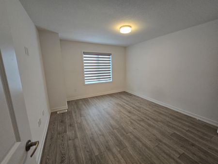 For Lease - 203 West Oak Trail, Kitchener, Ontario - Photo 4