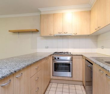 Bright and Conveniently Located Two Bedroom Apartment - Photo 4