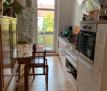 Helle 2-Raum-Wohnung mit Holzdielen und Balkon - Photo 1