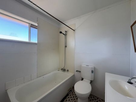 Single Bedroom Upstairs Unit - Photo 4