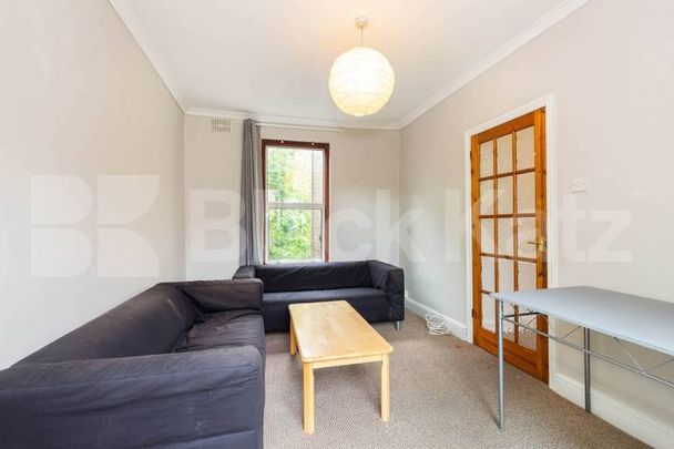 3 bedroom property located close Finsbury Park with a roof terrace - Photo 1