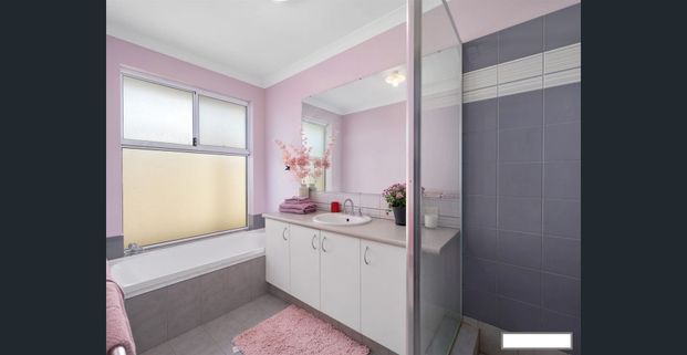 Available NOW. Location Location Location. 2-3min walk (save on parking fee and time) to Train Station. Shopping Centre & School 5min drive. - Photo 1