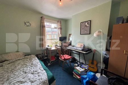 Bright & airy & offering 900 Sq.Ft.of living & entertaining space - Photo 2