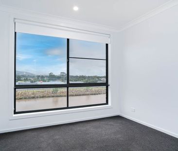 Architect Inspired - Family Living in the Heart of Bellbird - Photo 2