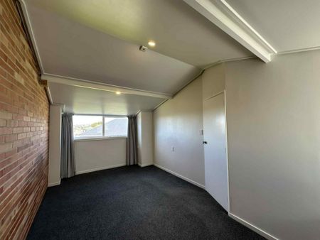 Tastefully designed and well appointed! - Photo 2