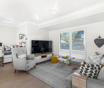 Designer style and boutique tri level townhouse - Photo 1