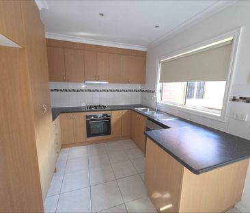 SPACIOUS, LOW-MAINTENANCE VILLA IN A PRIME LOCATION - Photo 3