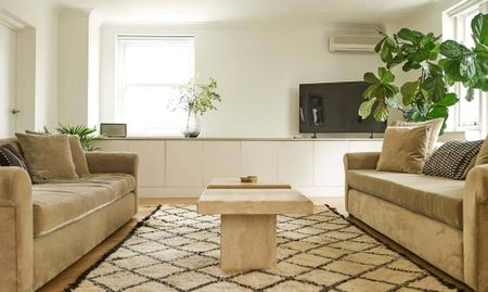 Light-filled apartment with dual terraces and serene Little Venice views. - Photo 2