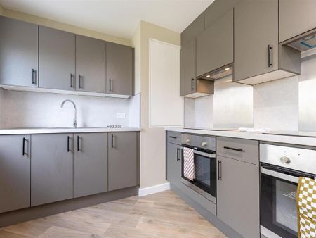 1 bedroom in a flat share to rent - Photo 2