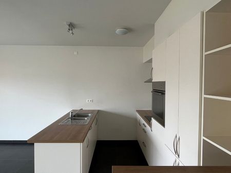Hoogwaardig, eigentijds appartement met ondergrondse staanplaats - Photo 3