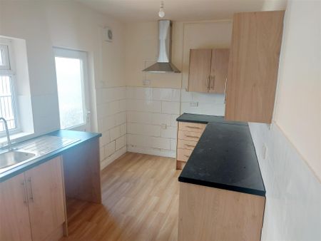 3 bedroom Terraced House to rent - Photo 2
