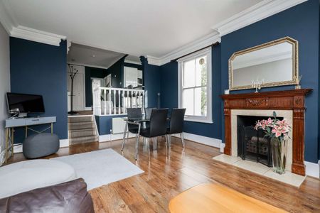 Spacious two bedroom split-level apartment by Richmond town centre - Photo 2
