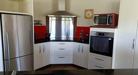 4BR Maunu Retreat with gorgeous views - Photo 3