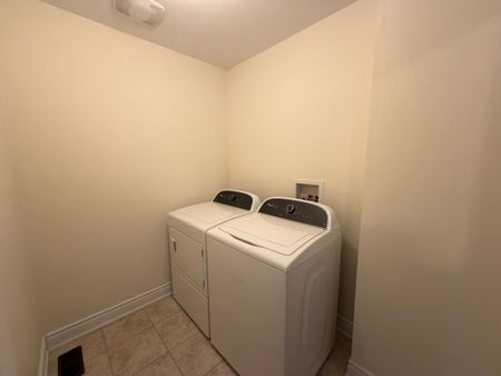 For Lease - 3 Mazarine Lane, Richmond Hill, Ontario - Photo 4