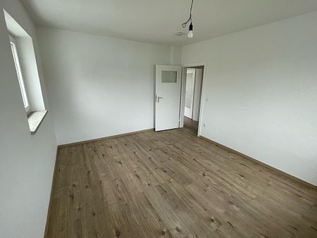 Renovierte 3-Zimmer-Wohnung in Rotenburg mit Balkon, Wannenbad und Laminatböden - Photo 2