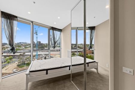 Docklands Apartment with City & Water Views - Photo 5