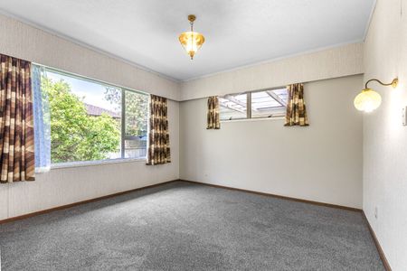 Tidy 2-Bedroom (back unit) - Photo 3