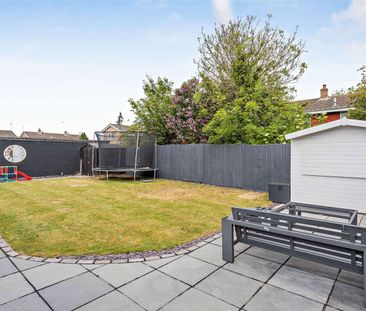 Exceptional five bedroom family home with garden & parking - Photo 4