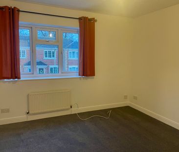 2 bedroom mid terrace to let - Photo 5