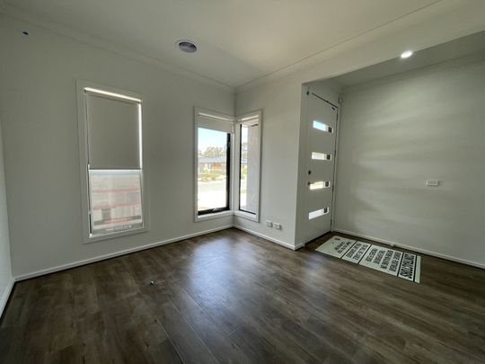 FOUR BEDROOM HOME - LOW MAINTENANCE ! - Photo 1