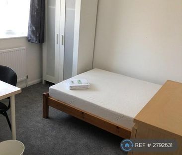 4 bedroom end of terrace house to rent - Photo 2