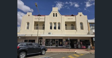 Central unit overlooking CBD - Photo 5