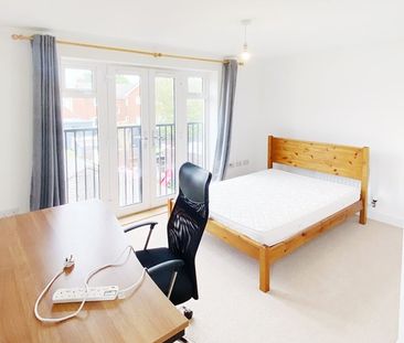 4 Bed Semi-Detached House, James Counsell Way, BS34 - Photo 3