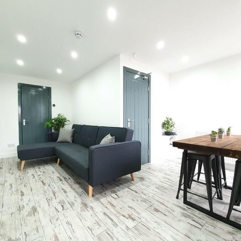 5 bedroom flat to rent - Photo 1