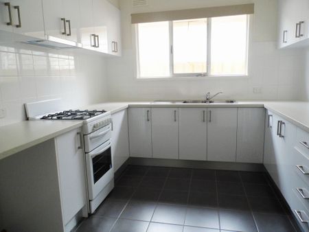 3 BEDROOM HOUSE IN THE HEART OF ALTONA - Photo 5