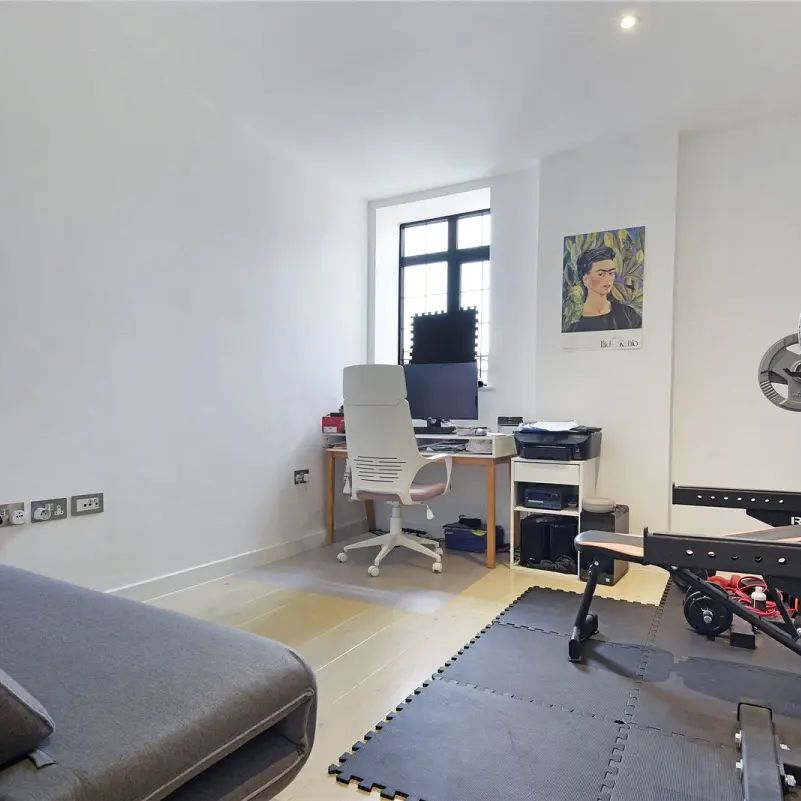 2 bedroom flat in London - Photo 1