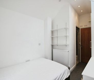 1 bedroom in a flat share to rent - Photo 3