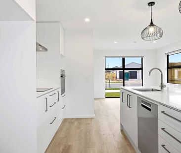 Brand New 4 Bedroom Family Home! - Photo 3