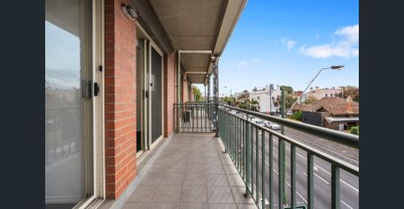 Stylish Apartment with Parking in the Heart of Windsor - Photo 4