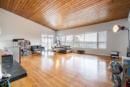 A BEAUTIFUL SPACIOUS HOME IN CAPE HORN, COQUITLAM - Photo 2