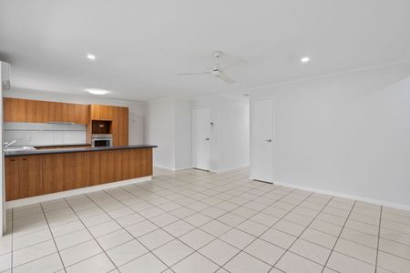 REFRESHED LOW-SET VILLA IN STUNNING MANLY CREST ESTATE - Photo 5