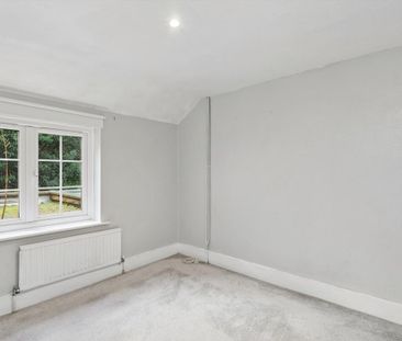 Characterful Victorian cottage in a secluded lane, steps from Weybr... - Photo 6