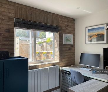 2 bedroom end of terrace house to rent - Photo 1