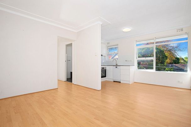 BRIGHT TOP FLOOR APARTMENT IN UNBEATABLE LOCATION - Photo 1