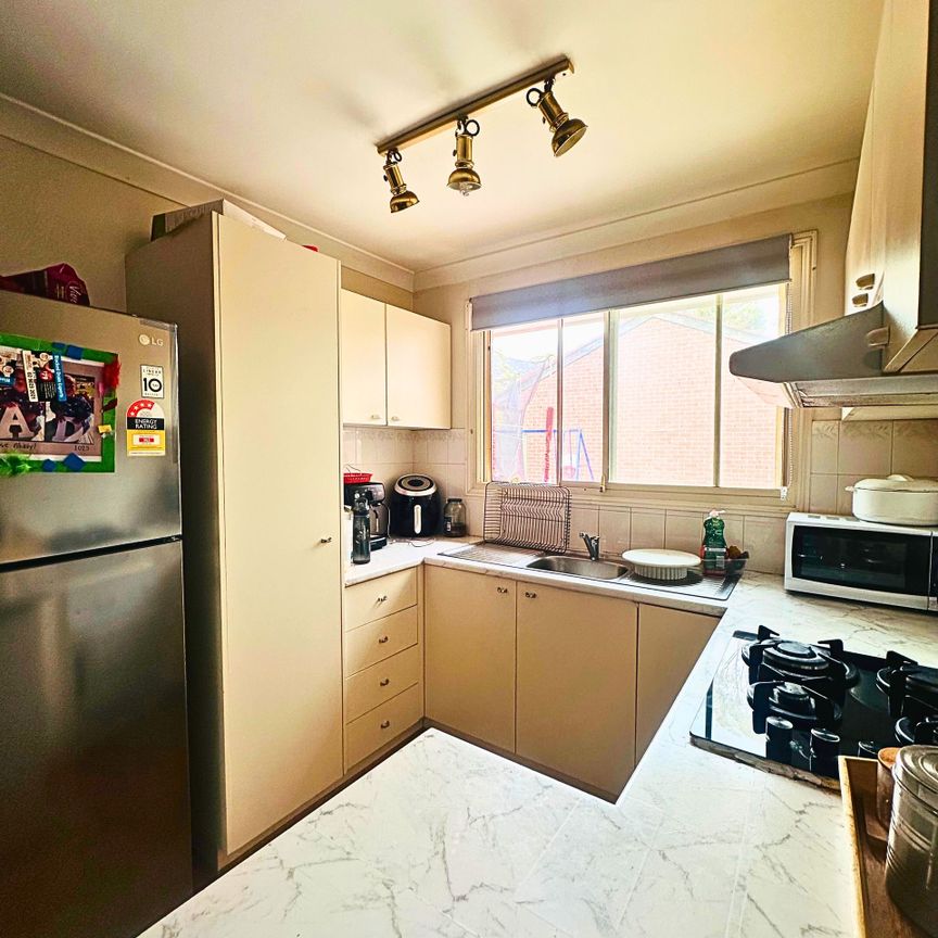 Spacious & Energy-Efficient 3-Bedroom Home near Penrith CBD - Photo 1