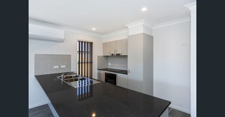 Modern Comfort Meets Family Living – Brand-New 4-Bedroom Home in Park Ridge - Photo 5