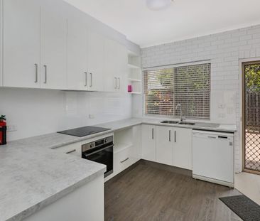 Stylish Coastal Townhouse in Central Maroochydore - Photo 3