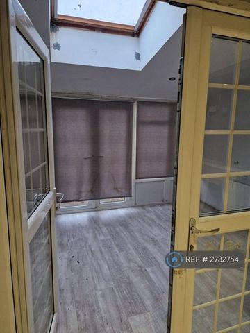 3 bedroom end of terrace house to rent - Photo 3