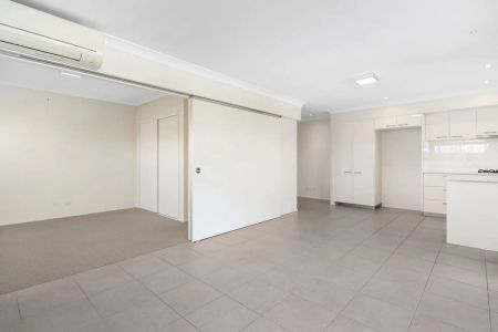 Modern Two-Bedroom Apartment in Prime Auchenflower Location - Photo 4